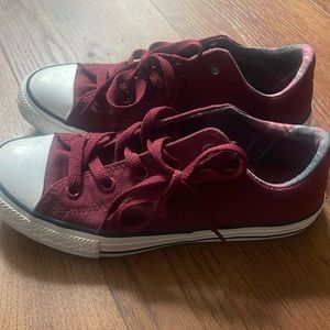 Burgundy converse size 5 women’s